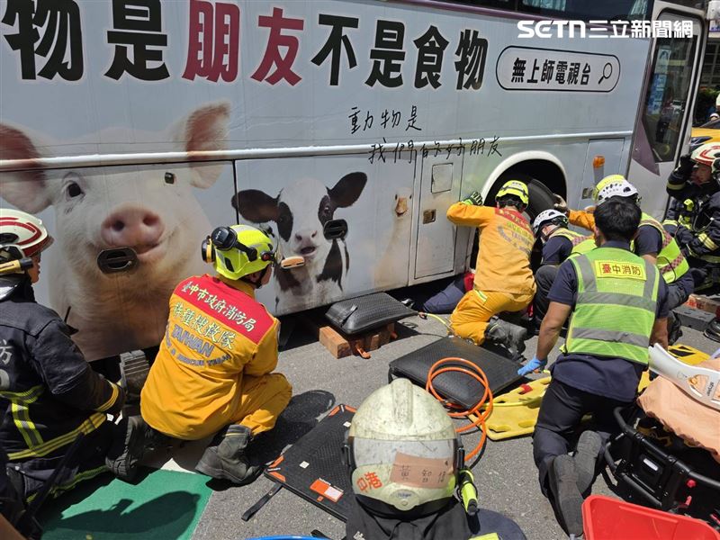 阿嬤遭客運輾過造成全身多處骨折,搶救多日仍不治。(圖/翻攝畫面)