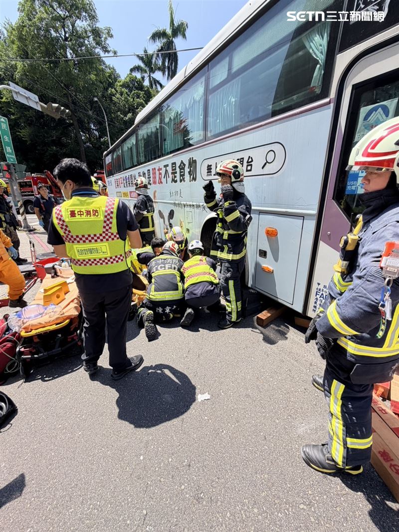 台中市區發生嚴重車禍,一名新加坡籍婦人過馬路時,被國光客運捲入車底命危。(圖/翻攝畫面)