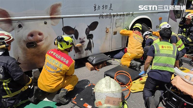 新加坡婦遭輾命危！客運司機：她衝出來