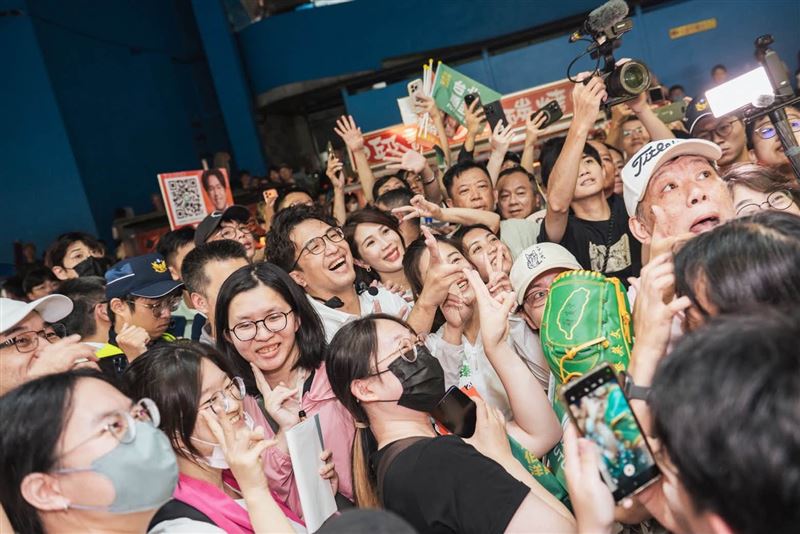 馬郁雯直言,掃到最後,店家告訴我們:「沒有看過公館商圈像今晚這麼多人」。(圖/翻攝自馬郁雯臉書)