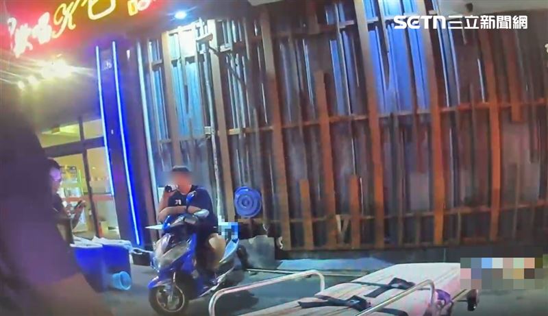 43歲潘姓老闆行兇後,竟坐在機車上喝酒。(圖/翻攝畫面)