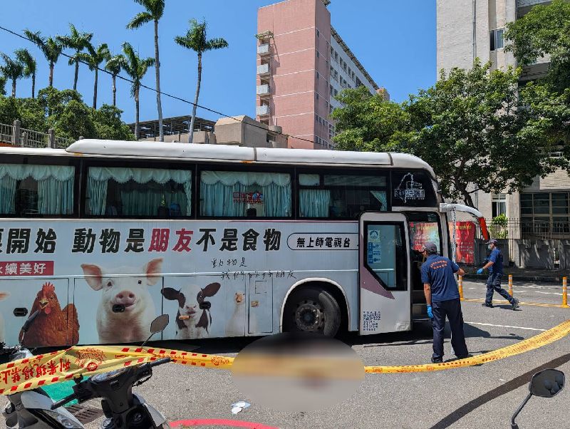 台中市西區一處路口16日發生國光客運大客車與行人事故,1名新加坡籍遊客過馬路時遭大客車撞上受困車底,消防局到場將婦人救出,送往醫院救治
