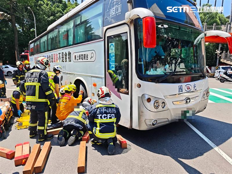 67歲新加坡籍婦人被捲入車底,全身多處骨折,一度無生命跡象,經送醫恢復呼吸心跳。(圖/翻攝畫面)