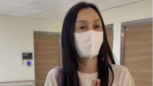 黑人脫險尚未出院　范瑋琪飛離台身影憔悴