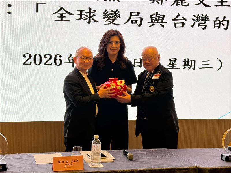 三三會邀請國民黨主席鄭麗文演講，林伯豐談及藍白九合一合作表示「勉強不來」；同時針對利率與最低工資提出建議，鄭麗文則暢談能源與兩岸政經願景。（圖／記者師瑞德攝影）