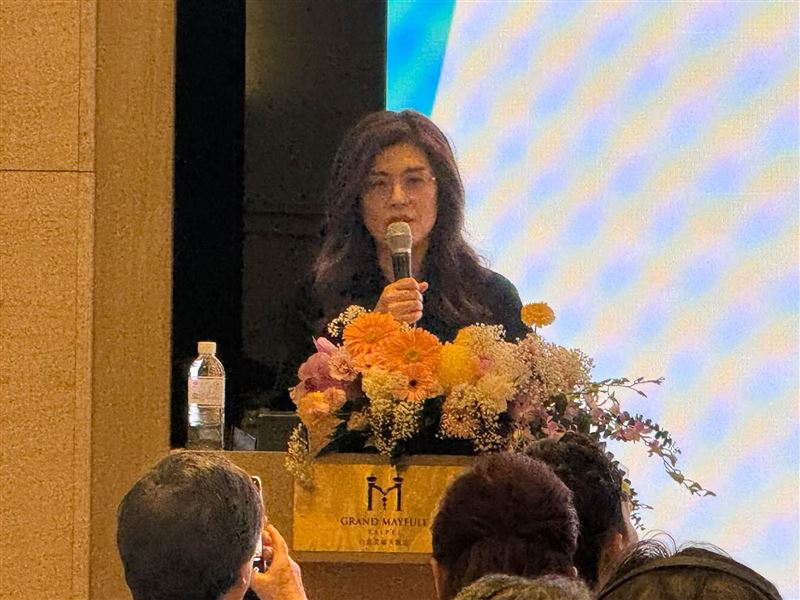 三三會邀請國民黨主席鄭麗文演講，林伯豐談及藍白九合一合作表示「勉強不來」；同時針對利率與最低工資提出建議，鄭麗文則暢談能源與兩岸政經願景。（圖／記者師瑞德攝影）
