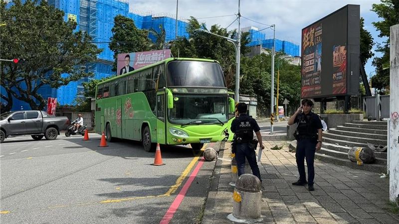 黃姓司機駕駛統聯客運,經過花崗國中門口、準備右轉軒轅路時,車輛突然失控暴衝,直接撞斷校門口的水泥墩路檔。(圖/翻攝畫面)