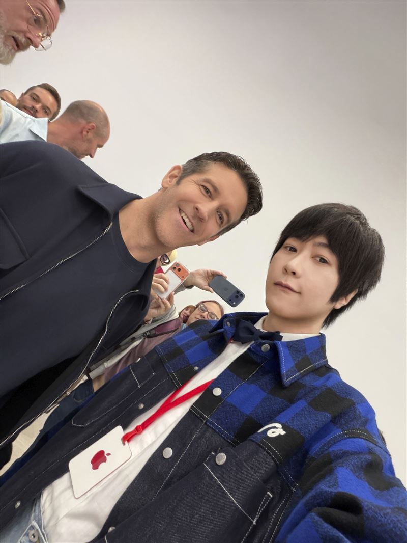 阿信(右)宣布五月天演唱會電影將運用蘋果沉浸式影像技術錄製。(圖/相信音樂提供)