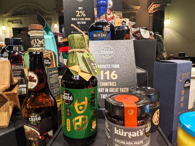 今年有來自116個國家、超過1萬5000件產品參加英國美食大賞(Great Taste Awards)評鑑,屏東「豆油伯」醬油與其他7件來自台灣的產品脫穎而出,獲最高星級「3星」肯定