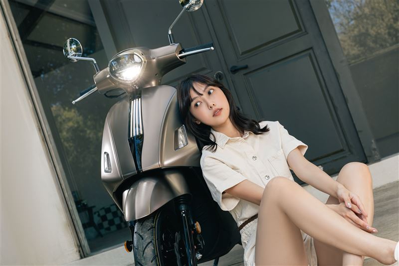 Fiddle 125經典復古機車星紗棕車色。(圖/SYM提供)