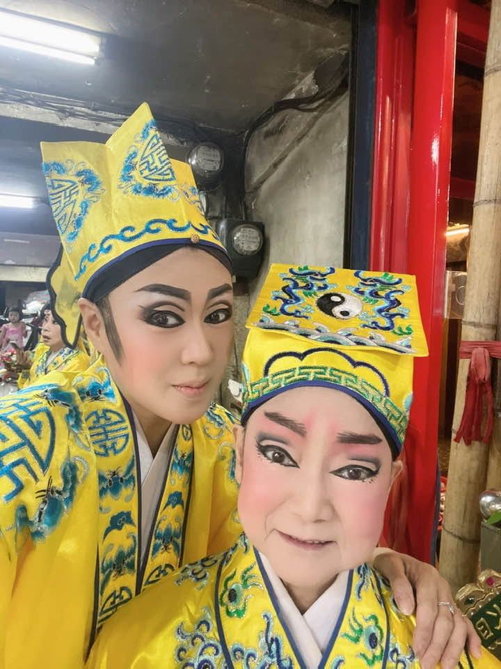 伍怡君(左)悲慟歌仔戲演員王秋冠辭世。(圖/伍怡君提供)