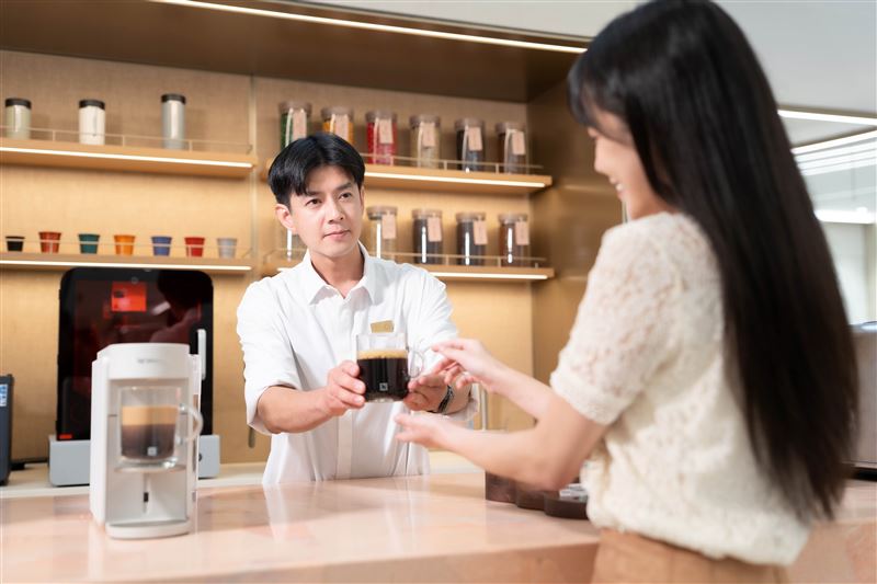 大巨蛋啡凡概念店推出專屬刻字與門市限定拉花體驗,並由咖啡專員提供一對一服務。(圖/品牌業者提供)