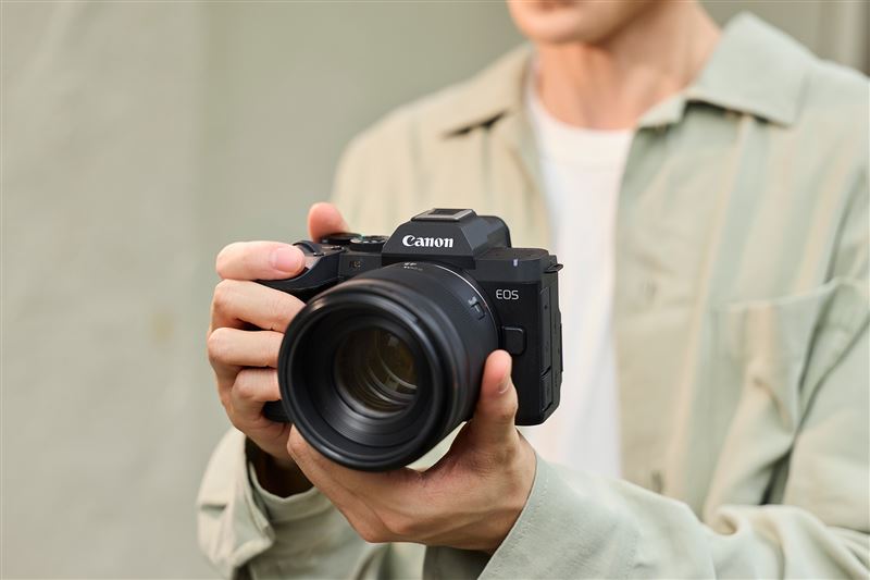 EOS R8 Mark II人體工學握把採用幾何紋橡膠材質,強化摩擦力與握持穩定性的同時,兼顧視覺美感與操作舒適度。(圖/Canon提供)