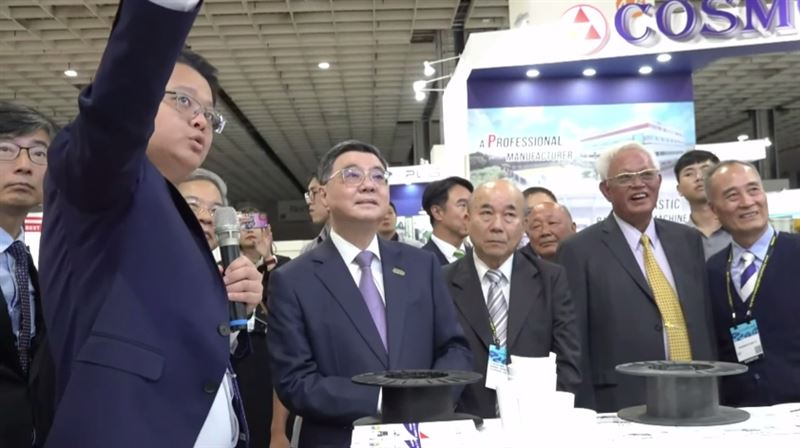 行政院長卓榮泰今（16)日下午參觀「2026台北國際塑橡膠工業展」。（圖／翻攝畫面）