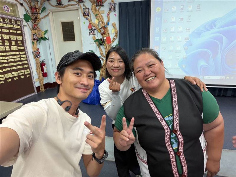 劉學甫抱著吉他走進長者中間自彈自唱,〈外婆的澎湖灣〉唱完還被熱情告白「愛你!」,瞬間圈粉成功。(圖/浪凡社會福利慈善事業基金會提供)