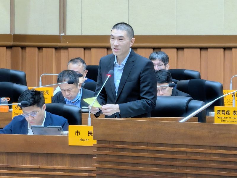 基隆市長謝國樑(立者)先前選舉提出免費提供青年5萬輛電動機車,並稱做不到不連任,目前發出2萬6813輛,對於有議員質詢關切是否退選,謝國樑16日表示,相信自己會連任,也會追加預算延續政策
