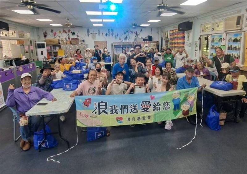 浪凡基金會走訪佳民、紅葉兩處文化健康站。直播主與長者唱歌、跳舞,在笑聲中留下最溫暖的大合照。(圖/浪凡社會福利慈善事業基金會提供)