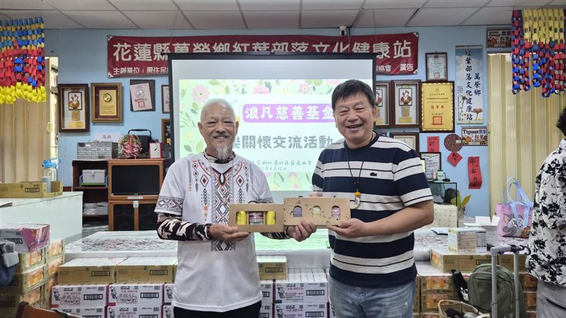 佳民文健站致贈感謝狀,紅葉則回贈在地馬告精油。基金會帶著心意而來,也帶著部落滿滿的愛回家。(圖/浪凡社會福利慈善事業基金會提供)