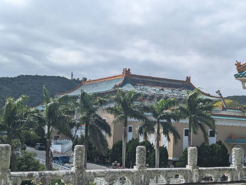 國立故宮博物院安管單位在13日凌晨5時52分確認北院研究大樓屋頂瓦片有大面積滑落情形;初步評估除瓦片滑落,並無其他結構損壞,無結構安全疑慮