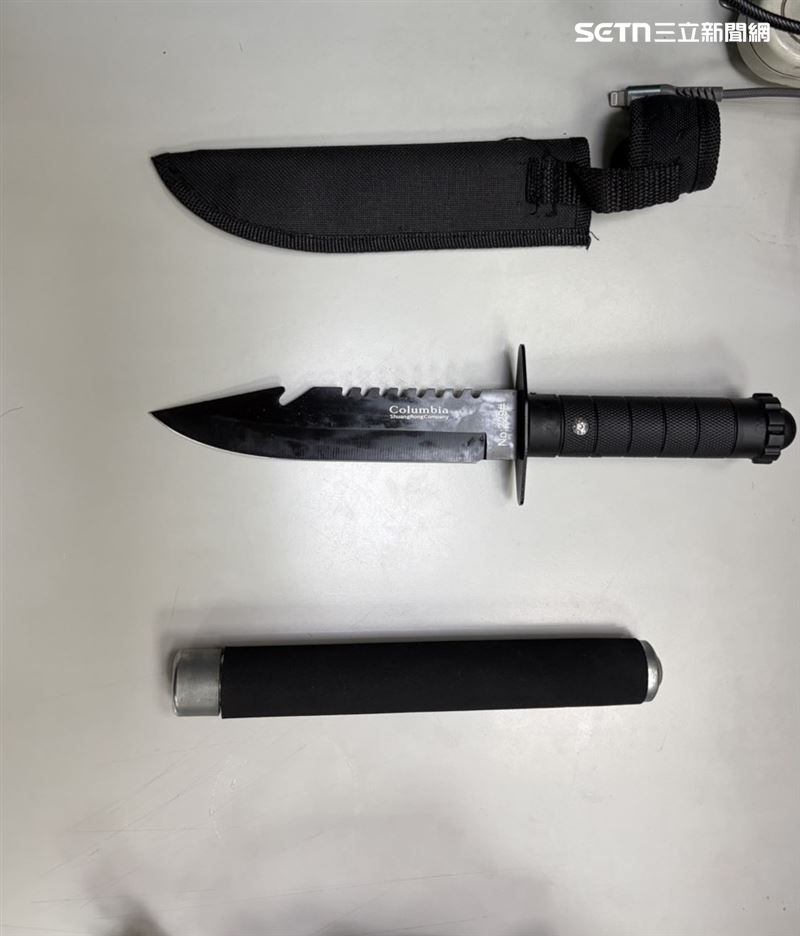 高雄男捷運站亮刀甩棍!下秒衝超商「搭訕平口短裙正妹」,警包夾抓人妹子看傻。(圖/翻攝畫面)