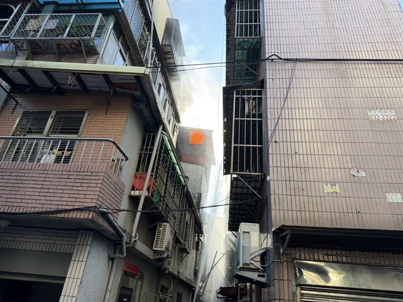 新北市淡水區水源街一段62巷一處民宅今(16日)下午傳出火警。(圖/翻攝畫面)