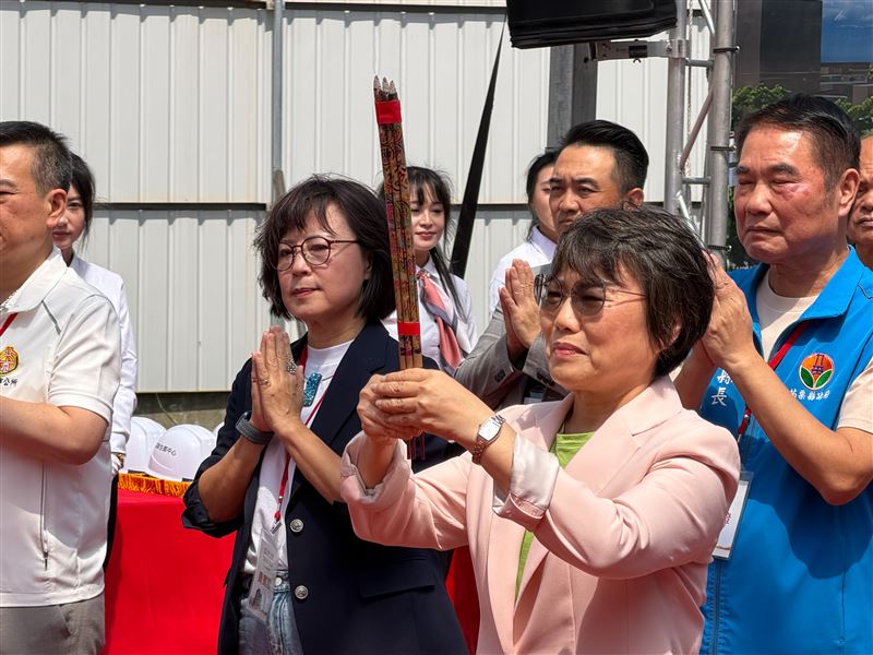 林月琴邀劉世芳部長親赴苗栗明駝好室 推動社宅托育與社會福利支持措施,社宅不只讓人住得起,更要讓生活有人相挺。(圖/林月琴辦公室提供)