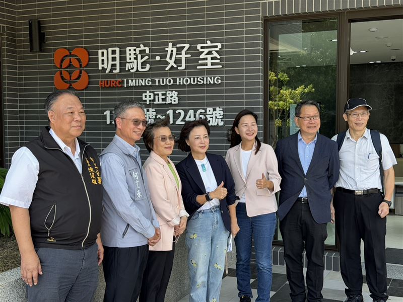 林月琴邀劉世芳部長親赴苗栗明駝好室 推動社宅托育與社會福利支持措施,社宅不只讓人住得起,更要讓生活有人相挺。(圖/林月琴辦公室提供)