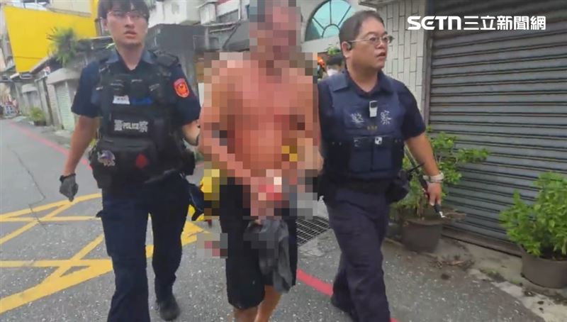 花蓮男持刀揮舞襲警！竄巷弄對峙畫面曝光