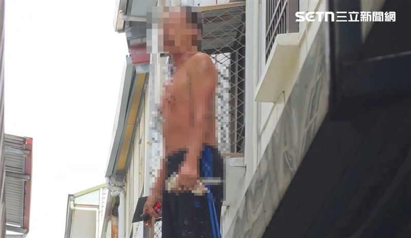 高男疑吸毒情緒失控,持刀與警方對峙約1小時,最後被警方壓制逮捕並送醫治療。(圖/翻攝畫面)