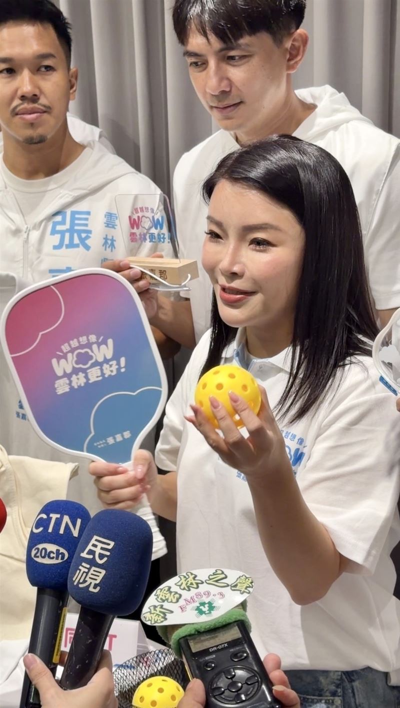張嘉郡「WOW雲林」競選小物亮相,跟風潮推出匹克球拍組。歐宗岳任青年團長 率「行動雲」挺家鄉 籲小額捐款讓雲林更好。(圖/張嘉郡辦公室提供)