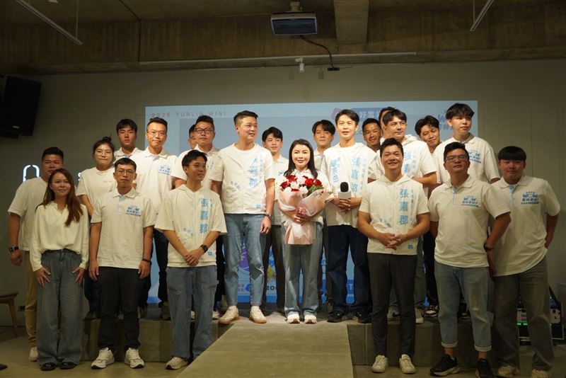 張嘉郡「WOW雲林」競選小物亮相,跟風潮推出匹克球拍組。歐宗岳任青年團長 率「行動雲」挺家鄉 籲小額捐款讓雲林更好。(圖/張嘉郡辦公室提供)