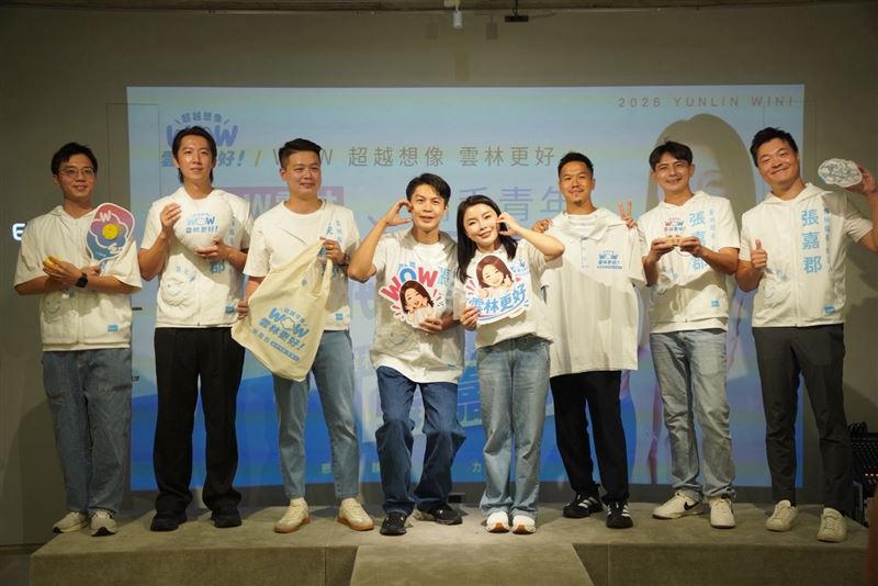 張嘉郡「WOW雲林」競選小物亮相,跟風潮推出匹克球拍組。歐宗岳任青年團長 率「行動雲」挺家鄉 籲小額捐款讓雲林更好。(圖/張嘉郡辦公室提供)