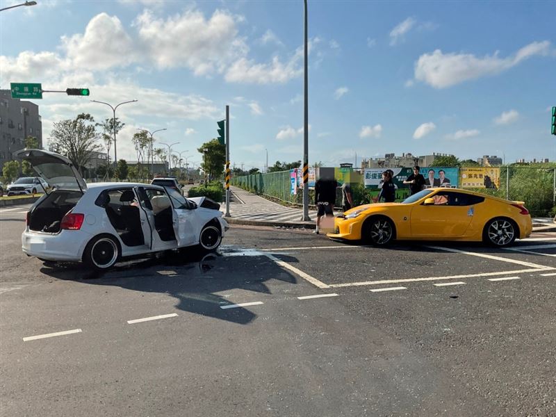 黃色跑車疑似貪快左轉,與直行的轎車發生事故。(圖/翻攝畫面)