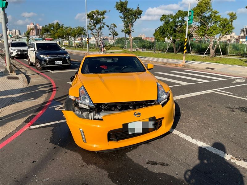日系雙門跑車與轎車發生事故,兩車受損嚴重。(圖/翻攝畫面)