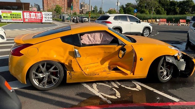 跑車疑「搶快左轉」直行車煞不住…2人傷