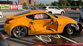 跑車疑「搶快左轉」直行車煞不住…2人傷
