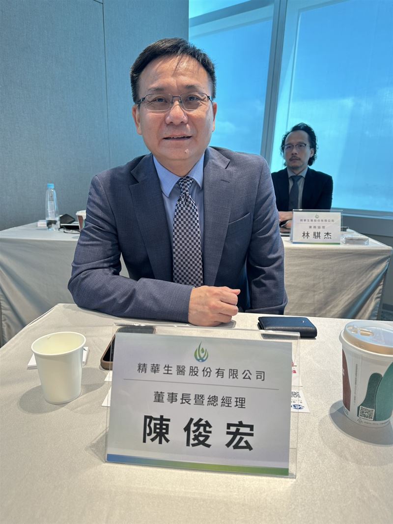 董事長陳俊宏指出,不同於傳統OEM依客戶既有配方被動生產,精華生醫已建立逾1,000項累積配方庫,主動依市場趨勢提出產品方案,每年可產出約100項研發配方,並提供原料開發、配方設計、劑型製造至法規輔導的一站式服務。(圖/記者余國棟攝影)