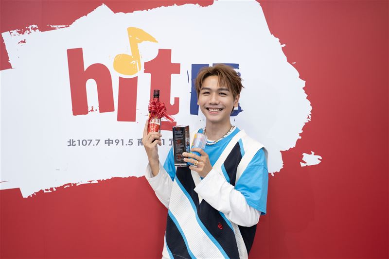 蔡旻佑收到藥酒與飛機杯。(圖/Hit Fm聯播網提供)