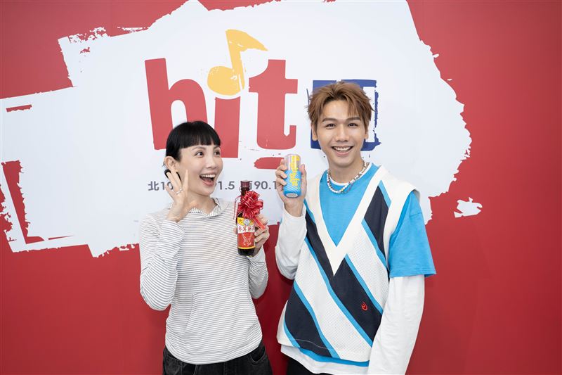 魏如萱(左)為蔡旻佑(右)送上「快樂大禮包」。(圖/Hit Fm聯播網提供)