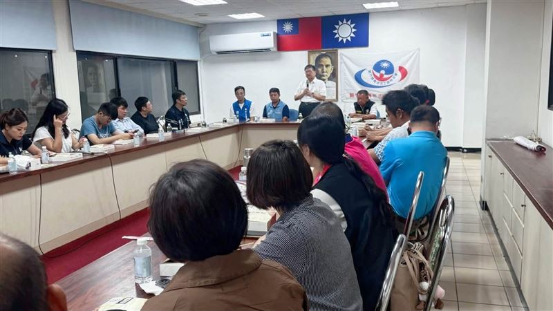 國民黨新竹縣黨部主委楊文科15日晚間向藍營青年喊話。(圖/國民黨新竹縣黨部提供)