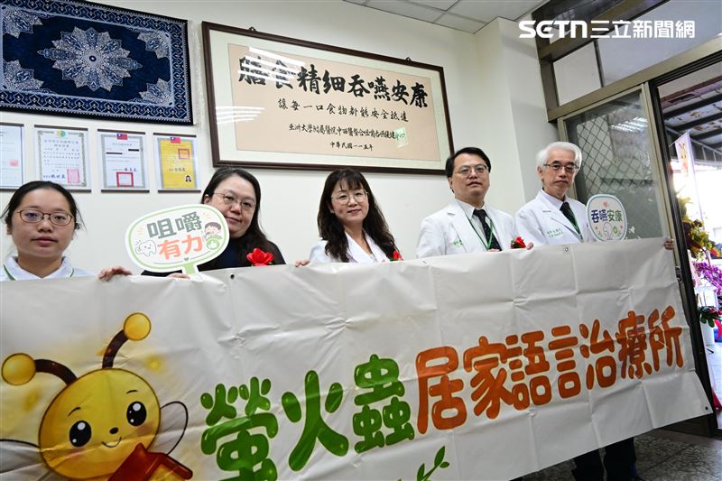 治療過程除臨床評估與吞嚥訓練,也導入多項科技輔助工具,包括IOPI口腔肌力量測、VitalStim神經肌肉電刺激、Stella Bio表面肌電圖生物回饋、ARK口腔刺激、TalkTools電動口腔清潔及刺激,加上患者努力不懈,終於可以再度品嚐家鄉美食。(圖/翻攝畫面)