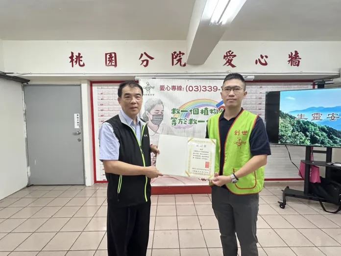 創世基金會清寒植物人安養院公關社資部副組長張致堯(右)致贈感謝狀予台電桃園區處處長洪通澤(左)。圖:桃園區處提供。(圖/桃園電子報提供)