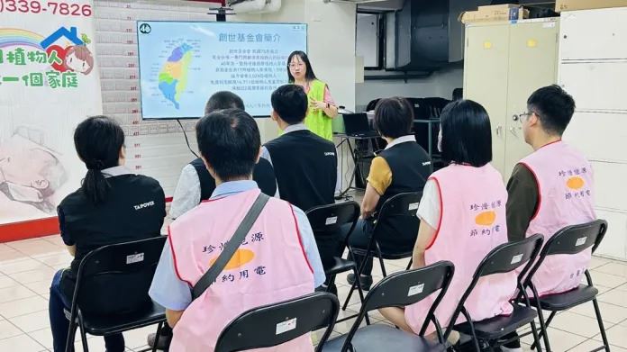 創世基金會清寒植物人安養院說明該基金會運作及安養環境介紹。圖:桃園區處提供。(圖/桃園電子報提供)
