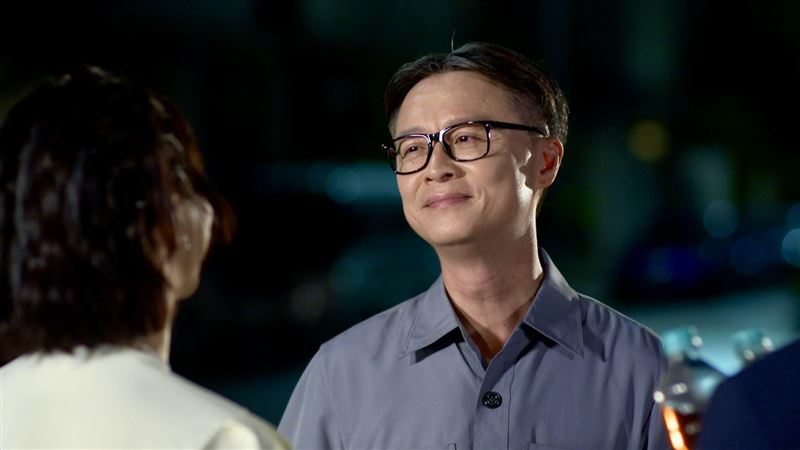 何豪傑首度加入《豆腐媽媽》,近期忙於舞台劇排練,仍投入劇組拍攝。(圖/民視提供)