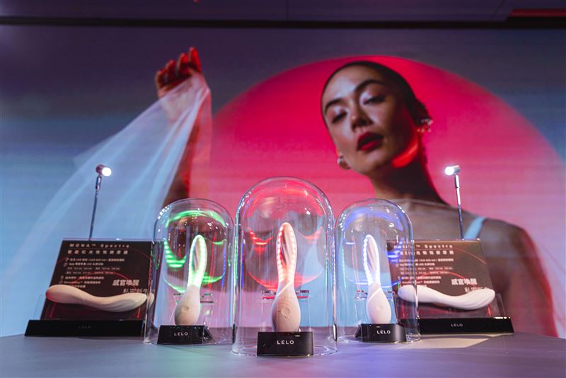 LELO MONA™ Spectra將紅光呵護與震動愉悅結合。(圖/品牌業者提供)