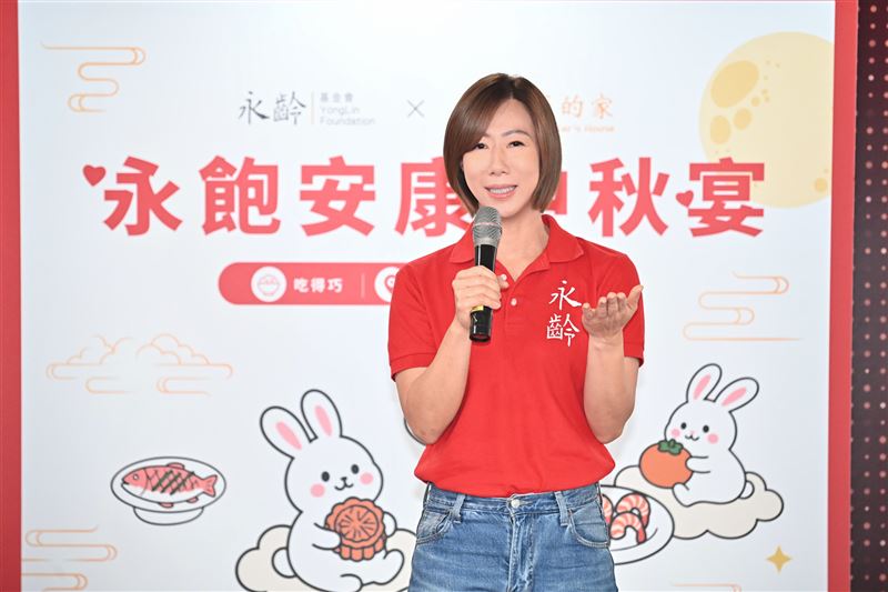永齡基金會執行長郭曉玲邀請弱勢長輩提前共度中秋,暖捐1億給社福照顧貧老"永飽安康"幸福升級。(圖/主辦單位提供)