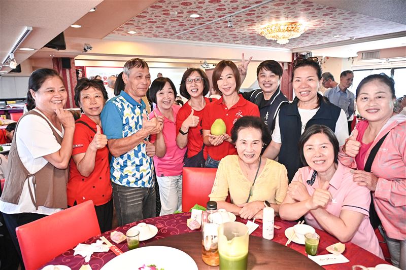 永齡基金會執行長郭曉玲邀請弱勢長輩提前共度中秋,暖捐1億給社福照顧貧老"永飽安康"幸福升級。(圖/主辦單位提供)