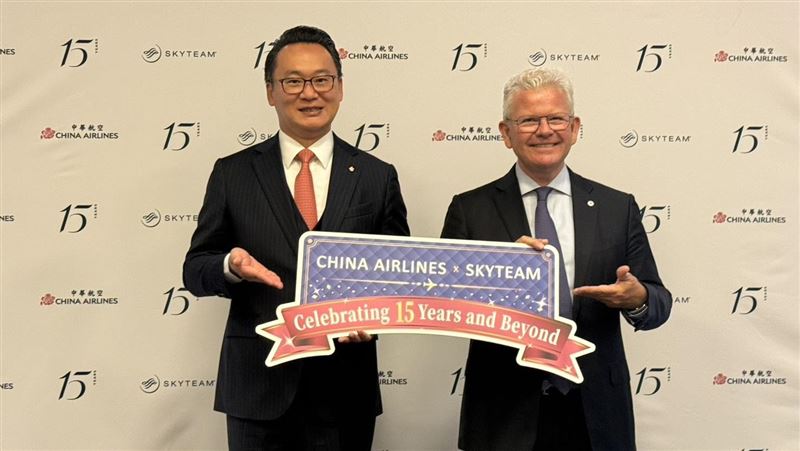 中華航空加入天合聯盟(SkyTeam)屆滿15週年,華航總經理陳漢銘與天合聯盟執行長Patrick Roux今(16)日在聯盟總部所在地荷蘭阿姆斯特丹共同出席慶賀活動。(圖/記者李育道攝影)