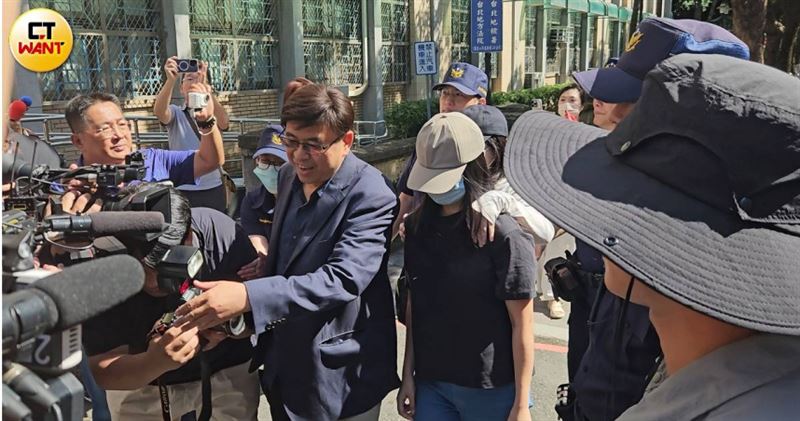 「剴剴案」兒盟社工陳尚潔(黑衣女)二審否認過失致死,她新增一位辯護律師錢建榮(藍西裝男)。(圖/劉松霖攝)