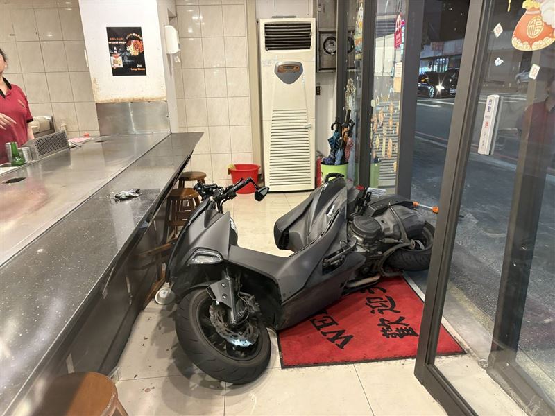沒有駕照的幸男，因低血糖外出覓食，卻撞進鐵板燒店。（圖／翻攝畫面）